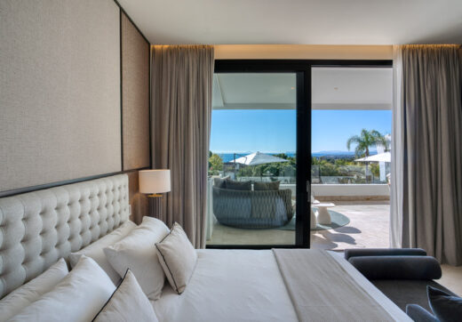 Contemporary 4-bedroom villa in Benalmádena with panoramic sea and mountain views. Modern design, infinity pool, Bosch kitchen, underfloor heating, and garage for 4 cars. Located in a peaceful green zone just minutes from the beach.