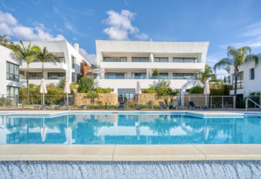 Contemporary 4-bedroom villa in Benalmádena with panoramic sea and mountain views. Modern design, infinity pool, Bosch kitchen, underfloor heating, and garage for 4 cars. Located in a peaceful green zone just minutes from the beach.