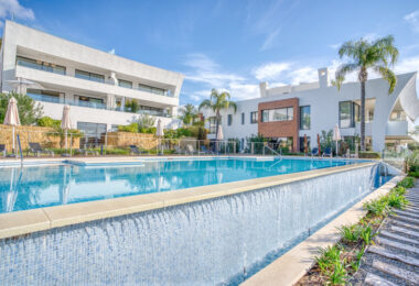 Contemporary 4-bedroom villa in Benalmádena with panoramic sea and mountain views. Modern design, infinity pool, Bosch kitchen, underfloor heating, and garage for 4 cars. Located in a peaceful green zone just minutes from the beach.