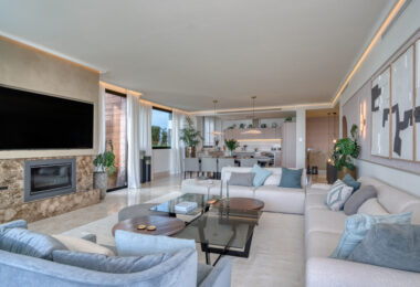 Contemporary 4-bedroom villa in Benalmádena with panoramic sea and mountain views. Modern design, infinity pool, Bosch kitchen, underfloor heating, and garage for 4 cars. Located in a peaceful green zone just minutes from the beach.
