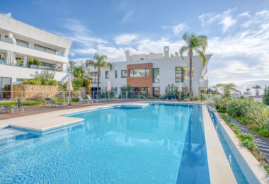 Contemporary 4-bedroom villa in Benalmádena with panoramic sea and mountain views. Modern design, infinity pool, Bosch kitchen, underfloor heating, and garage for 4 cars. Located in a peaceful green zone just minutes from the beach.