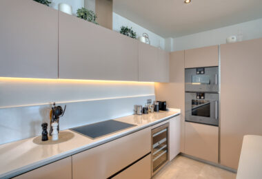 Contemporary 4-bedroom villa in Benalmádena with panoramic sea and mountain views. Modern design, infinity pool, Bosch kitchen, underfloor heating, and garage for 4 cars. Located in a peaceful green zone just minutes from the beach.