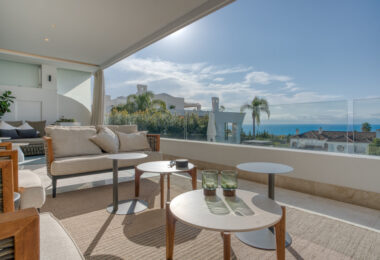Contemporary 4-bedroom villa in Benalmádena with panoramic sea and mountain views. Modern design, infinity pool, Bosch kitchen, underfloor heating, and garage for 4 cars. Located in a peaceful green zone just minutes from the beach.