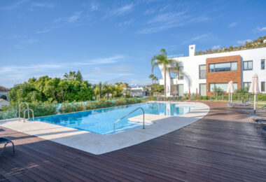 Contemporary 4-bedroom villa in Benalmádena with panoramic sea and mountain views. Modern design, infinity pool, Bosch kitchen, underfloor heating, and garage for 4 cars. Located in a peaceful green zone just minutes from the beach.