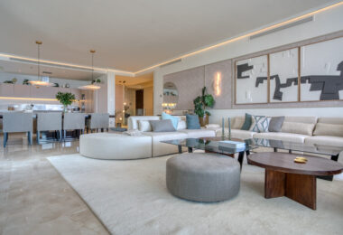 Contemporary 4-bedroom villa in Benalmádena with panoramic sea and mountain views. Modern design, infinity pool, Bosch kitchen, underfloor heating, and garage for 4 cars. Located in a peaceful green zone just minutes from the beach.