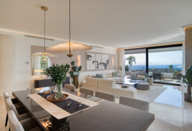 Contemporary 4-bedroom villa in Benalmádena with panoramic sea and mountain views. Modern design, infinity pool, Bosch kitchen, underfloor heating, and garage for 4 cars. Located in a peaceful green zone just minutes from the beach.