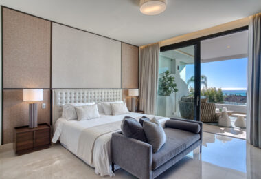 Contemporary 4-bedroom villa in Benalmádena with panoramic sea and mountain views. Modern design, infinity pool, Bosch kitchen, underfloor heating, and garage for 4 cars. Located in a peaceful green zone just minutes from the beach.
