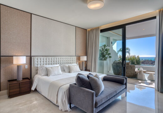 Contemporary 4-bedroom villa in Benalmádena with panoramic sea and mountain views. Modern design, infinity pool, Bosch kitchen, underfloor heating, and garage for 4 cars. Located in a peaceful green zone just minutes from the beach.
