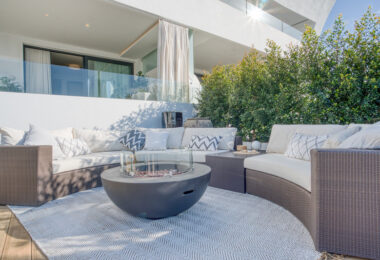 Contemporary 4-bedroom villa in Benalmádena with panoramic sea and mountain views. Modern design, infinity pool, Bosch kitchen, underfloor heating, and garage for 4 cars. Located in a peaceful green zone just minutes from the beach.