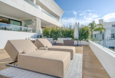 Contemporary 4-bedroom villa in Benalmádena with panoramic sea and mountain views. Modern design, infinity pool, Bosch kitchen, underfloor heating, and garage for 4 cars. Located in a peaceful green zone just minutes from the beach.