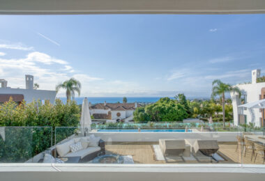Contemporary 4-bedroom villa in Benalmádena with panoramic sea and mountain views. Modern design, infinity pool, Bosch kitchen, underfloor heating, and garage for 4 cars. Located in a peaceful green zone just minutes from the beach.