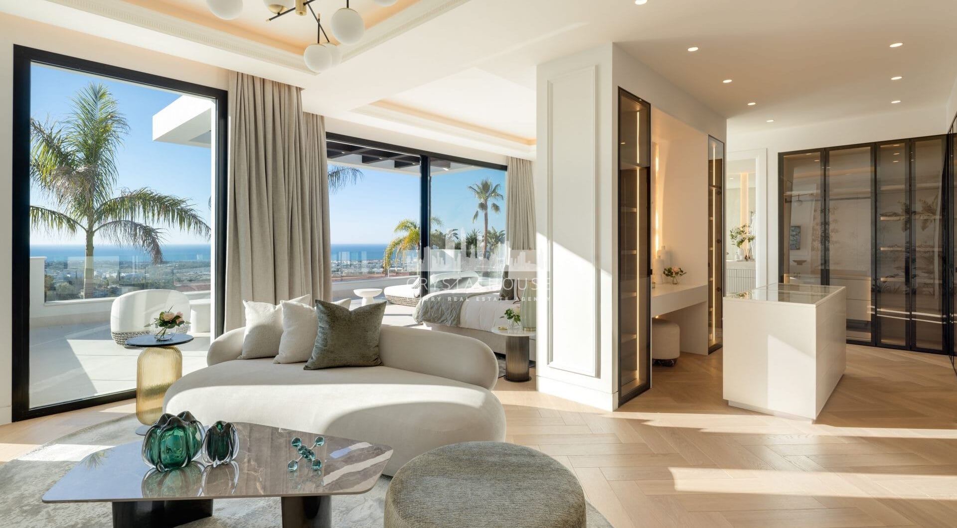 Luxury villa with panoramic sea and mountain views in the exclusive Monte Halcones, La Quinta. 7 en-suite bedrooms, 803 m² built, 2,042 m² plot. Fully equipped spa, gym, cinema, and multiple terraces. Price: €9.600.000.
