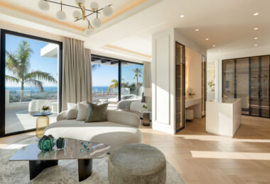 Luxury villa with panoramic sea and mountain views in the exclusive Monte Halcones, La Quinta. 7 en-suite bedrooms, 803 m² built, 2,042 m² plot. Fully equipped spa, gym, cinema, and multiple terraces. Price: €9.600.000.