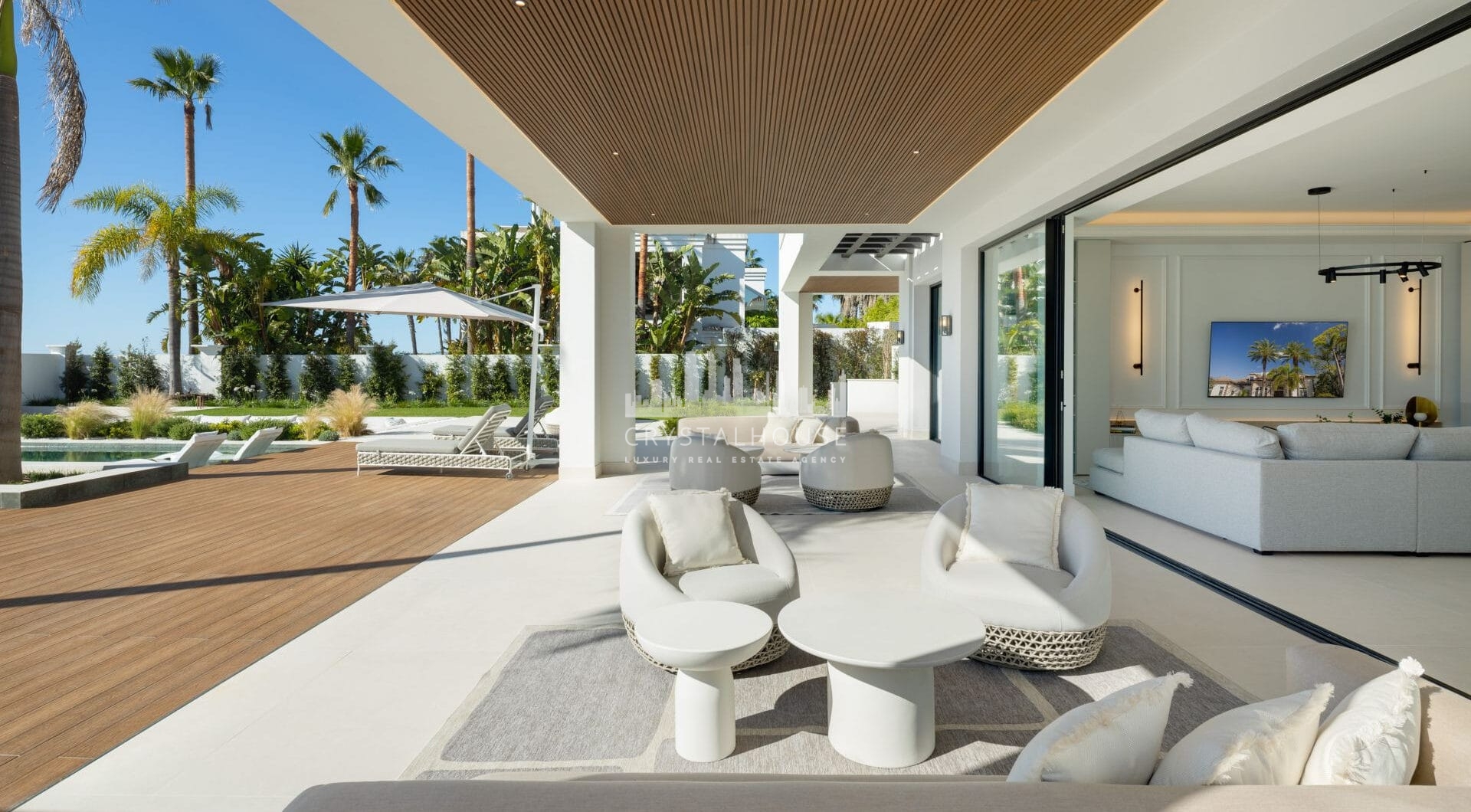 Luxury villa with panoramic sea and mountain views in the exclusive Monte Halcones, La Quinta. 7 en-suite bedrooms, 803 m² built, 2,042 m² plot. Fully equipped spa, gym, cinema, and multiple terraces. Price: €9.600.000.