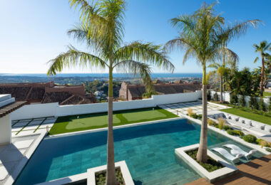 Luxury villa with panoramic sea and mountain views in the exclusive Monte Halcones, La Quinta. 7 en-suite bedrooms, 803 m² built, 2,042 m² plot. Fully equipped spa, gym, cinema, and multiple terraces. Price: €9.600.000.