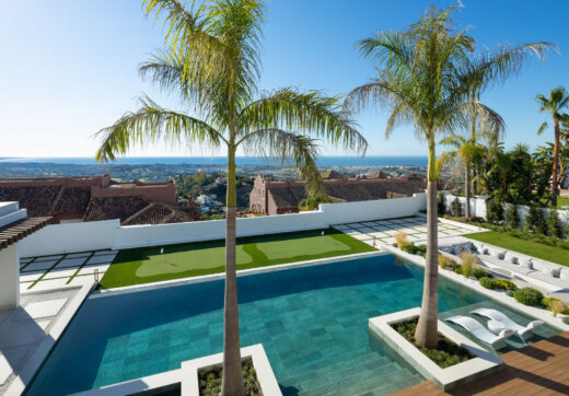 Luxury villa with panoramic sea and mountain views in the exclusive Monte Halcones, La Quinta. 7 en-suite bedrooms, 803 m² built, 2,042 m² plot. Fully equipped spa, gym, cinema, and multiple terraces. Price: €9.600.000.