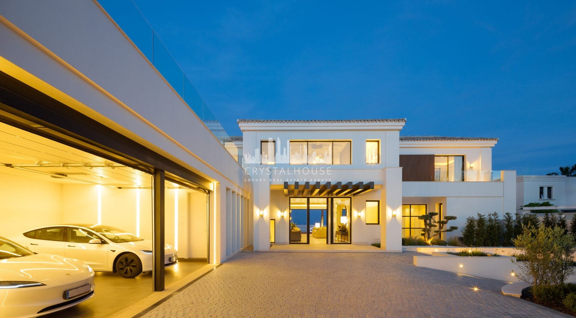 Luxury villa with panoramic sea and mountain views in the exclusive Monte Halcones, La Quinta. 7 en-suite bedrooms, 803 m² built, 2,042 m² plot. Fully equipped spa, gym, cinema, and multiple terraces. Price: €9.600.000.