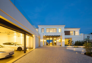 Luxury villa with panoramic sea and mountain views in the exclusive Monte Halcones, La Quinta. 7 en-suite bedrooms, 803 m² built, 2,042 m² plot. Fully equipped spa, gym, cinema, and multiple terraces. Price: €9.600.000.