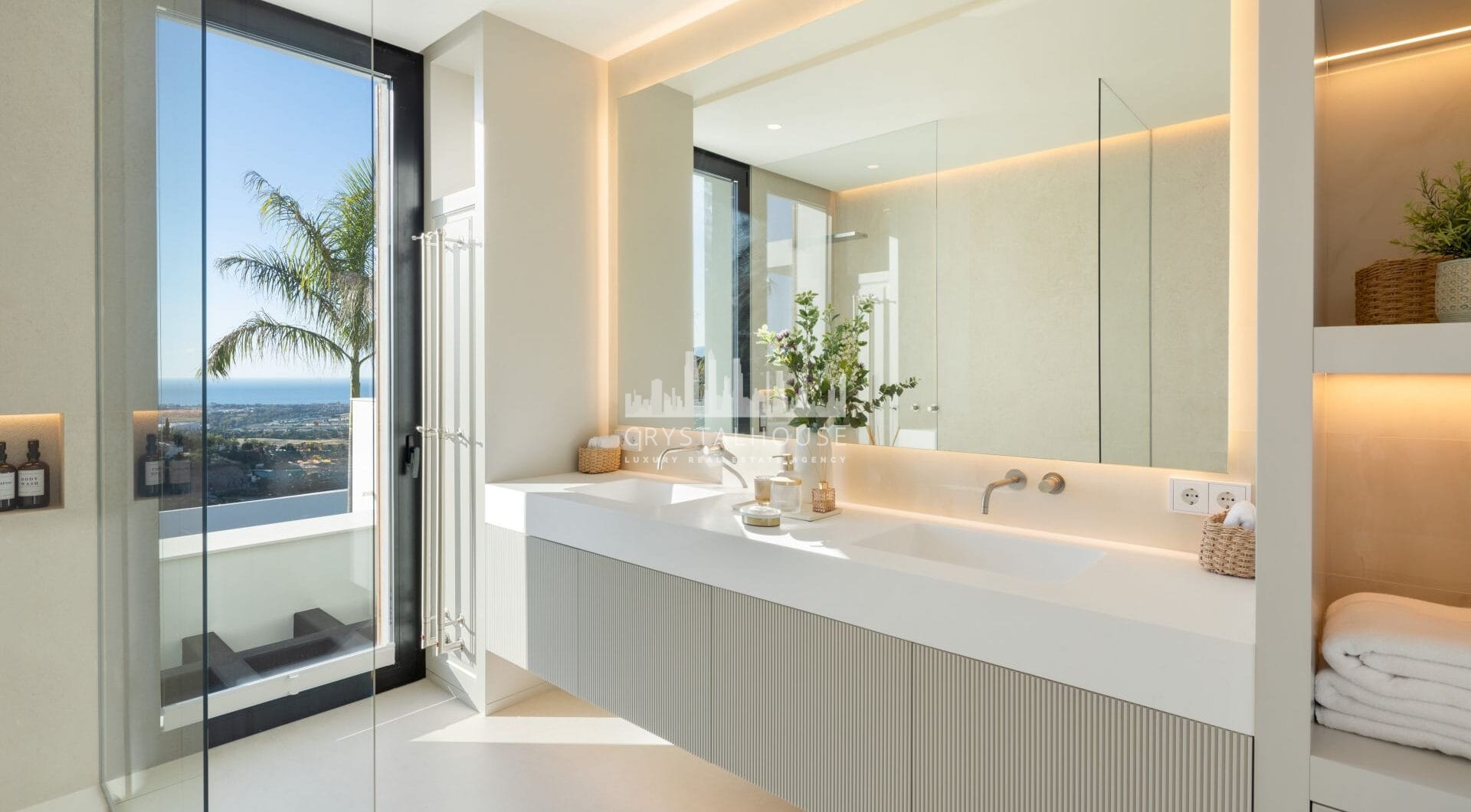 Luxury villa with panoramic sea and mountain views in the exclusive Monte Halcones, La Quinta. 7 en-suite bedrooms, 803 m² built, 2,042 m² plot. Fully equipped spa, gym, cinema, and multiple terraces. Price: €9.600.000.