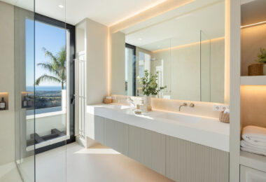 Luxury villa with panoramic sea and mountain views in the exclusive Monte Halcones, La Quinta. 7 en-suite bedrooms, 803 m² built, 2,042 m² plot. Fully equipped spa, gym, cinema, and multiple terraces. Price: €9.600.000.