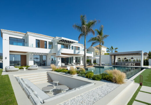 Luxury villa with panoramic sea and mountain views in the exclusive Monte Halcones, La Quinta. 7 en-suite bedrooms, 803 m² built, 2,042 m² plot. Fully equipped spa, gym, cinema, and multiple terraces. Price: €9.600.000.
