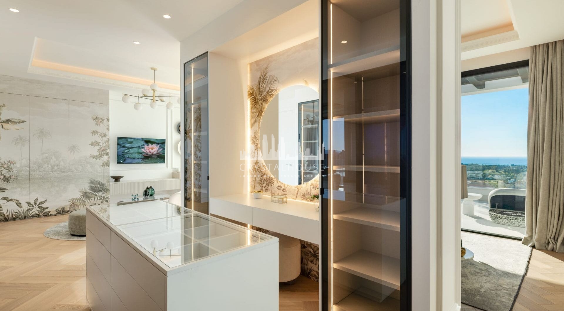 Luxury villa with panoramic sea and mountain views in the exclusive Monte Halcones, La Quinta. 7 en-suite bedrooms, 803 m² built, 2,042 m² plot. Fully equipped spa, gym, cinema, and multiple terraces. Price: €9.600.000.