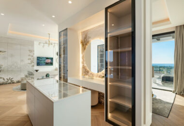 Luxury villa with panoramic sea and mountain views in the exclusive Monte Halcones, La Quinta. 7 en-suite bedrooms, 803 m² built, 2,042 m² plot. Fully equipped spa, gym, cinema, and multiple terraces. Price: €9.600.000.