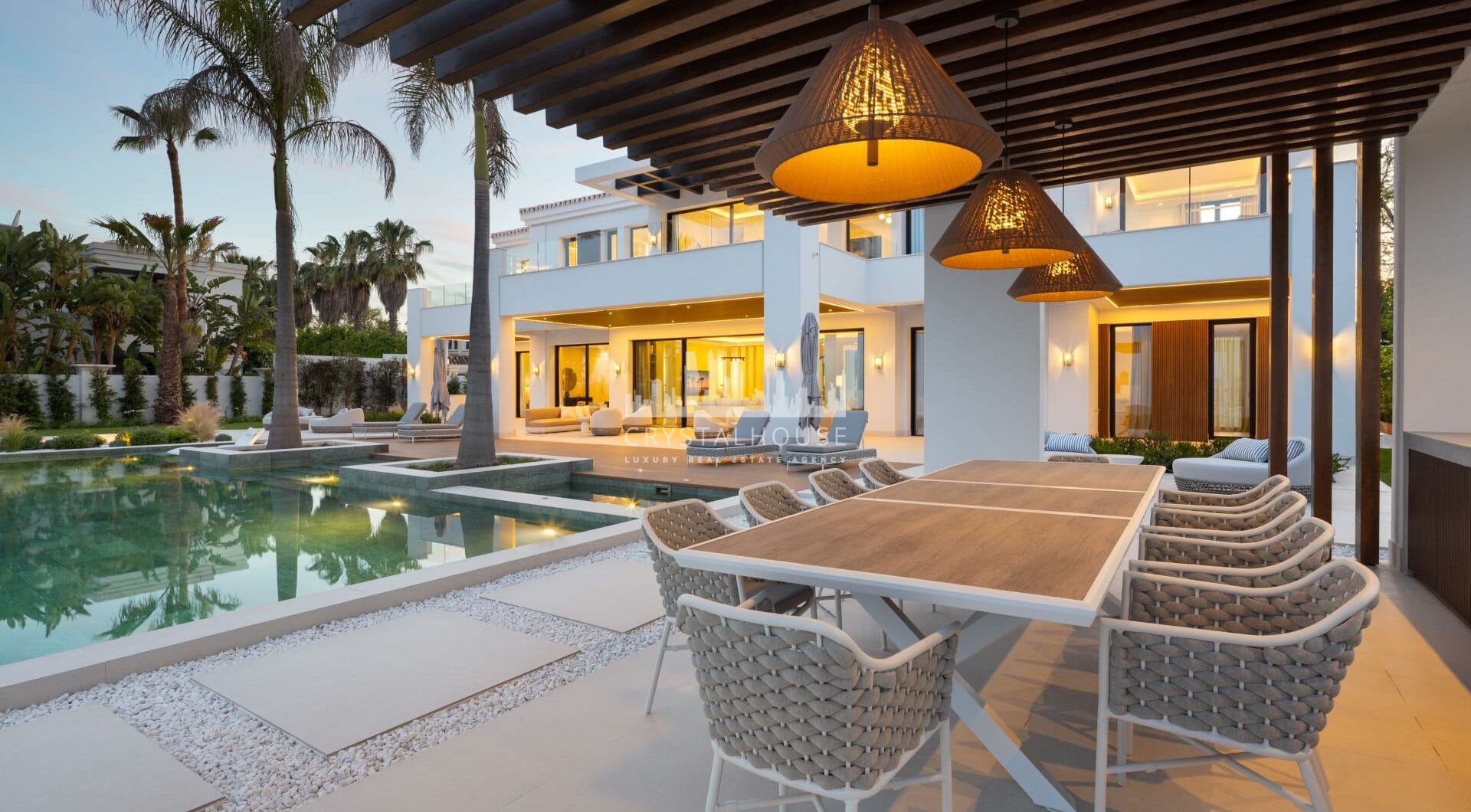 Luxury villa with panoramic sea and mountain views in the exclusive Monte Halcones, La Quinta. 7 en-suite bedrooms, 803 m² built, 2,042 m² plot. Fully equipped spa, gym, cinema, and multiple terraces. Price: €9.600.000.