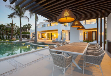 Luxury villa with panoramic sea and mountain views in the exclusive Monte Halcones, La Quinta. 7 en-suite bedrooms, 803 m² built, 2,042 m² plot. Fully equipped spa, gym, cinema, and multiple terraces. Price: €9.600.000.