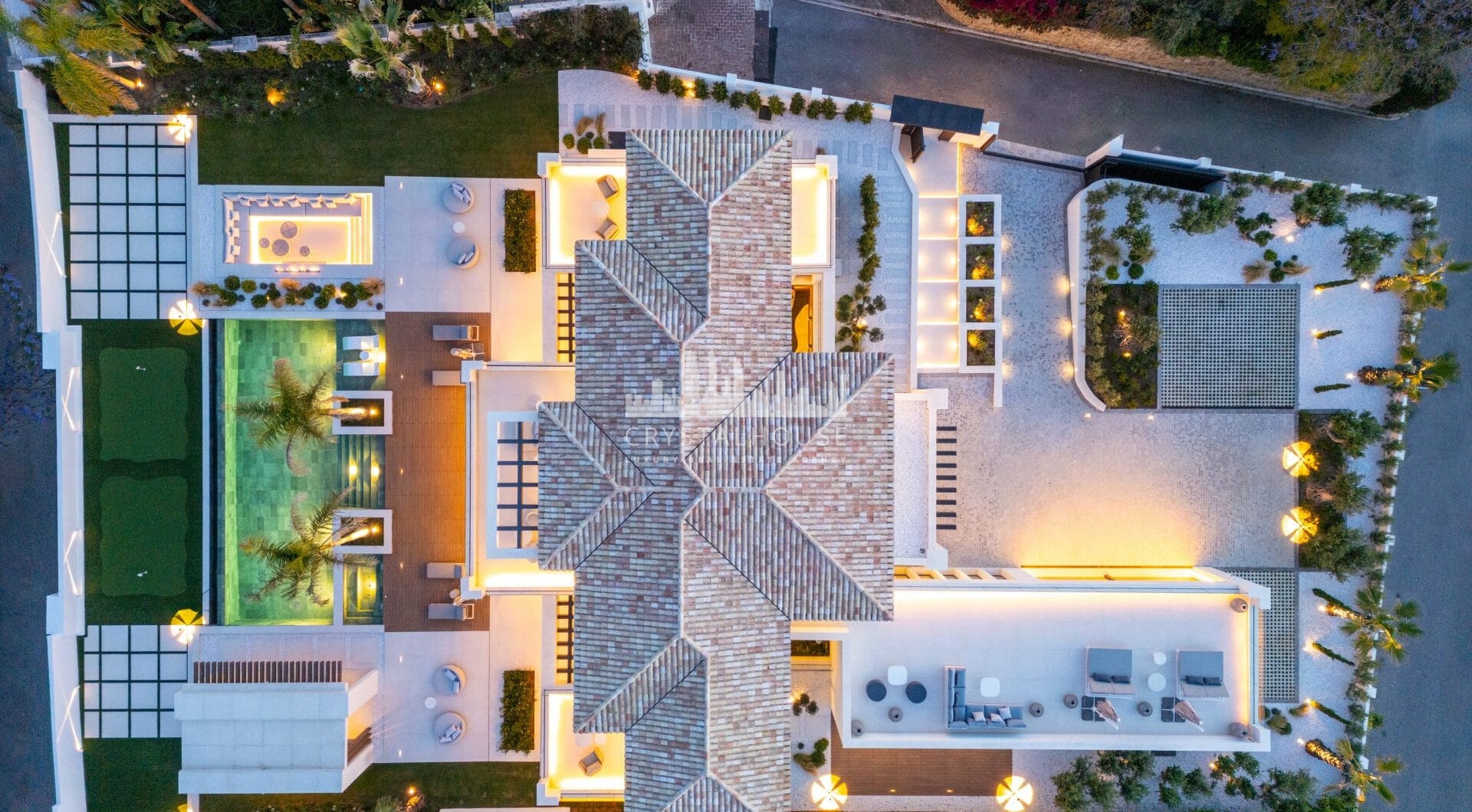 Luxury villa with panoramic sea and mountain views in the exclusive Monte Halcones, La Quinta. 7 en-suite bedrooms, 803 m² built, 2,042 m² plot. Fully equipped spa, gym, cinema, and multiple terraces. Price: €9.600.000.
