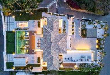 Luxury villa with panoramic sea and mountain views in the exclusive Monte Halcones, La Quinta. 7 en-suite bedrooms, 803 m² built, 2,042 m² plot. Fully equipped spa, gym, cinema, and multiple terraces. Price: €9.600.000.