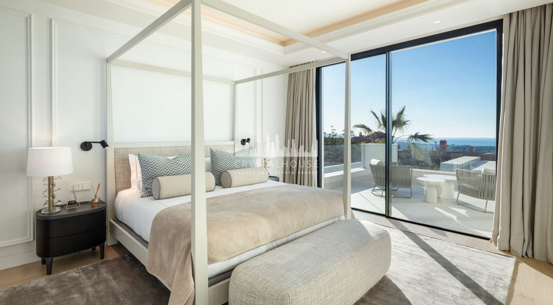 Luxury villa with panoramic sea and mountain views in the exclusive Monte Halcones, La Quinta. 7 en-suite bedrooms, 803 m² built, 2,042 m² plot. Fully equipped spa, gym, cinema, and multiple terraces. Price: €9.600.000.
