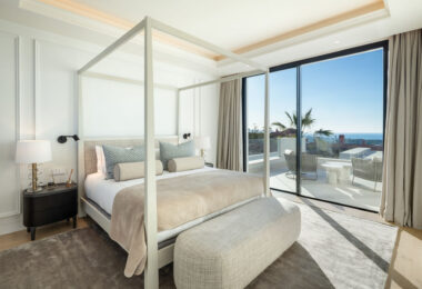 Luxury villa with panoramic sea and mountain views in the exclusive Monte Halcones, La Quinta. 7 en-suite bedrooms, 803 m² built, 2,042 m² plot. Fully equipped spa, gym, cinema, and multiple terraces. Price: €9.600.000.