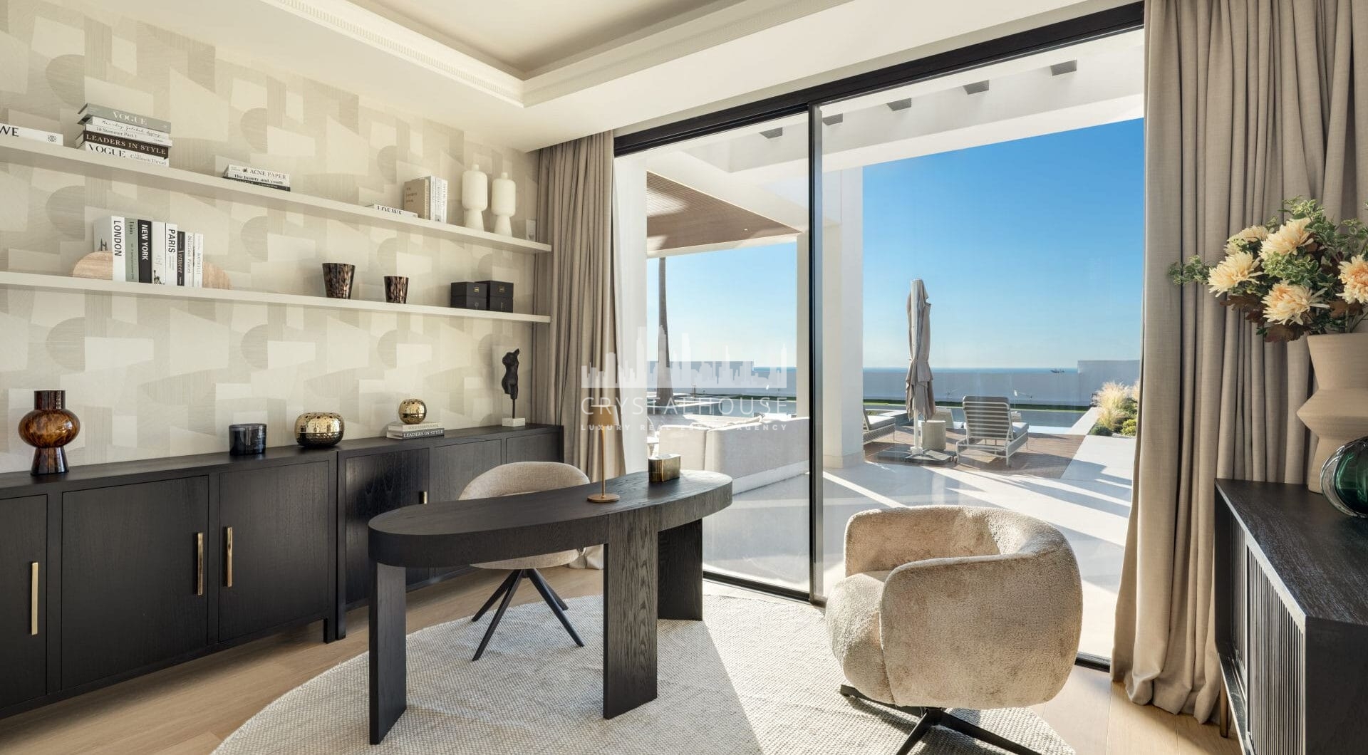 Luxury villa with panoramic sea and mountain views in the exclusive Monte Halcones, La Quinta. 7 en-suite bedrooms, 803 m² built, 2,042 m² plot. Fully equipped spa, gym, cinema, and multiple terraces. Price: €9.600.000.
