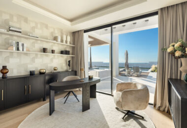 Luxury villa with panoramic sea and mountain views in the exclusive Monte Halcones, La Quinta. 7 en-suite bedrooms, 803 m² built, 2,042 m² plot. Fully equipped spa, gym, cinema, and multiple terraces. Price: €9.600.000.