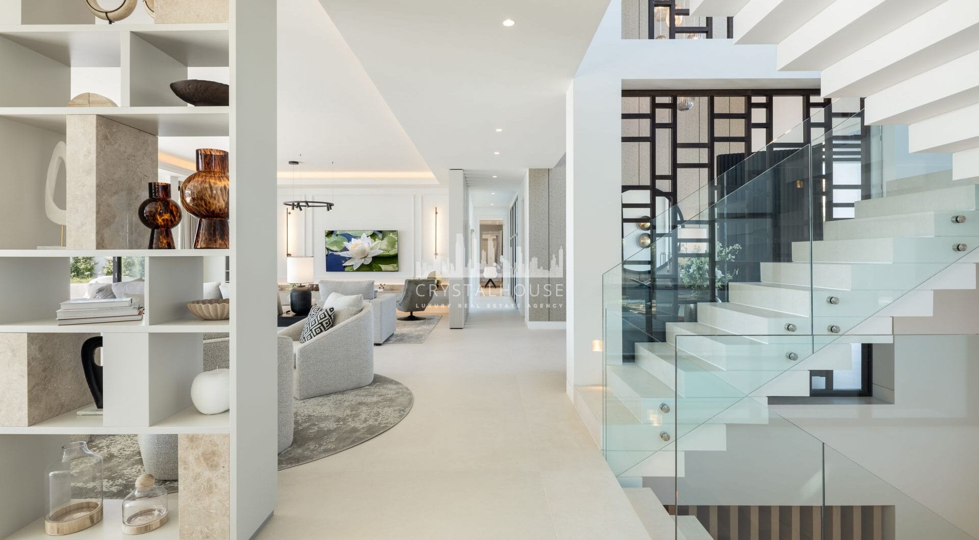 Luxury villa with panoramic sea and mountain views in the exclusive Monte Halcones, La Quinta. 7 en-suite bedrooms, 803 m² built, 2,042 m² plot. Fully equipped spa, gym, cinema, and multiple terraces. Price: €9.600.000.