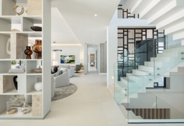 Luxury villa with panoramic sea and mountain views in the exclusive Monte Halcones, La Quinta. 7 en-suite bedrooms, 803 m² built, 2,042 m² plot. Fully equipped spa, gym, cinema, and multiple terraces. Price: €9.600.000.