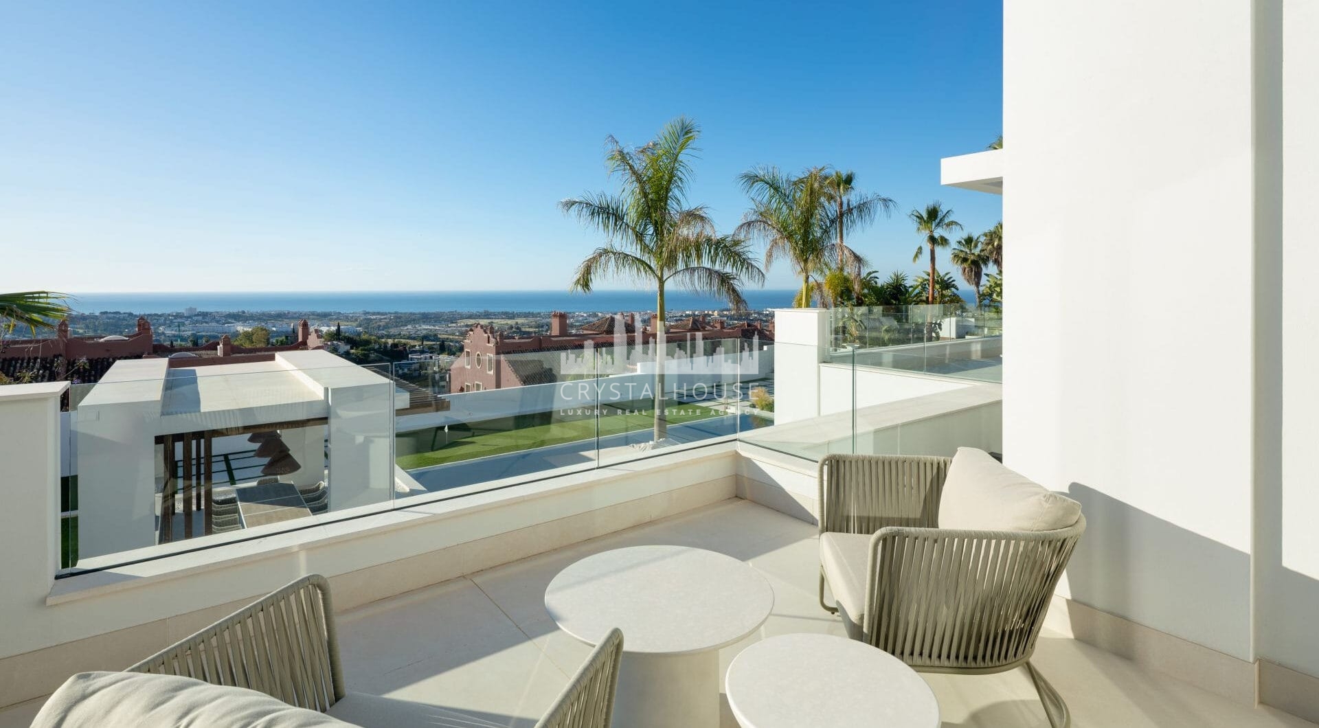 Luxury villa with panoramic sea and mountain views in the exclusive Monte Halcones, La Quinta. 7 en-suite bedrooms, 803 m² built, 2,042 m² plot. Fully equipped spa, gym, cinema, and multiple terraces. Price: €9.600.000.