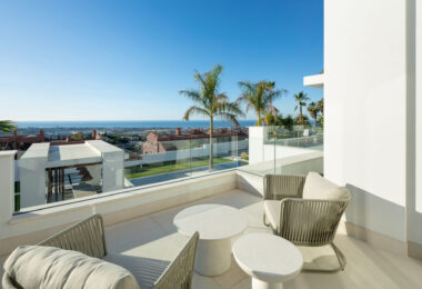 Luxury villa with panoramic sea and mountain views in the exclusive Monte Halcones, La Quinta. 7 en-suite bedrooms, 803 m² built, 2,042 m² plot. Fully equipped spa, gym, cinema, and multiple terraces. Price: €9.600.000.
