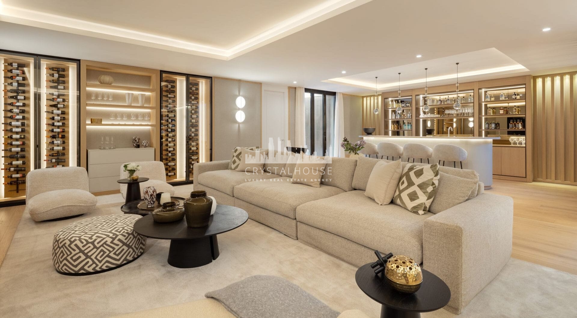 Luxury villa with panoramic sea and mountain views in the exclusive Monte Halcones, La Quinta. 7 en-suite bedrooms, 803 m² built, 2,042 m² plot. Fully equipped spa, gym, cinema, and multiple terraces. Price: €9.600.000.