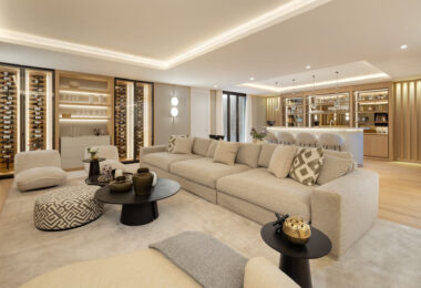 Luxury villa with panoramic sea and mountain views in the exclusive Monte Halcones, La Quinta. 7 en-suite bedrooms, 803 m² built, 2,042 m² plot. Fully equipped spa, gym, cinema, and multiple terraces. Price: €9.600.000.