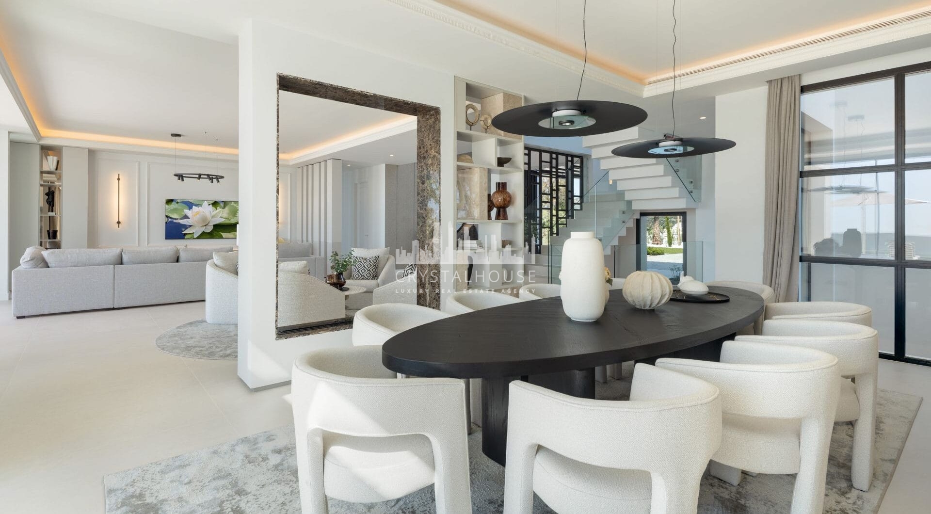 Luxury villa with panoramic sea and mountain views in the exclusive Monte Halcones, La Quinta. 7 en-suite bedrooms, 803 m² built, 2,042 m² plot. Fully equipped spa, gym, cinema, and multiple terraces. Price: €9.600.000.