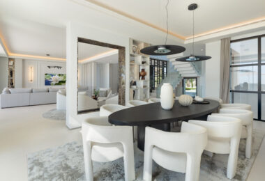 Luxury villa with panoramic sea and mountain views in the exclusive Monte Halcones, La Quinta. 7 en-suite bedrooms, 803 m² built, 2,042 m² plot. Fully equipped spa, gym, cinema, and multiple terraces. Price: €9.600.000.