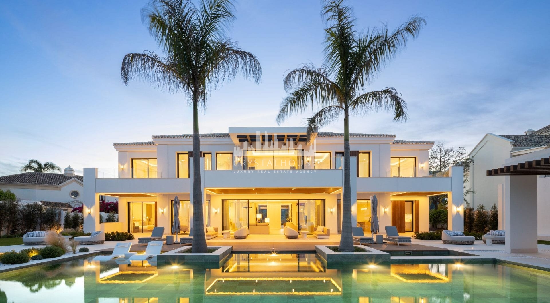 Luxury villa with panoramic sea and mountain views in the exclusive Monte Halcones, La Quinta. 7 en-suite bedrooms, 803 m² built, 2,042 m² plot. Fully equipped spa, gym, cinema, and multiple terraces. Price: €9.600.000.