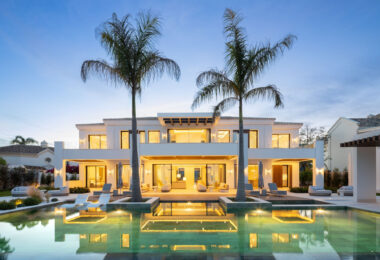 Luxury villa with panoramic sea and mountain views in the exclusive Monte Halcones, La Quinta. 7 en-suite bedrooms, 803 m² built, 2,042 m² plot. Fully equipped spa, gym, cinema, and multiple terraces. Price: €9.600.000.
