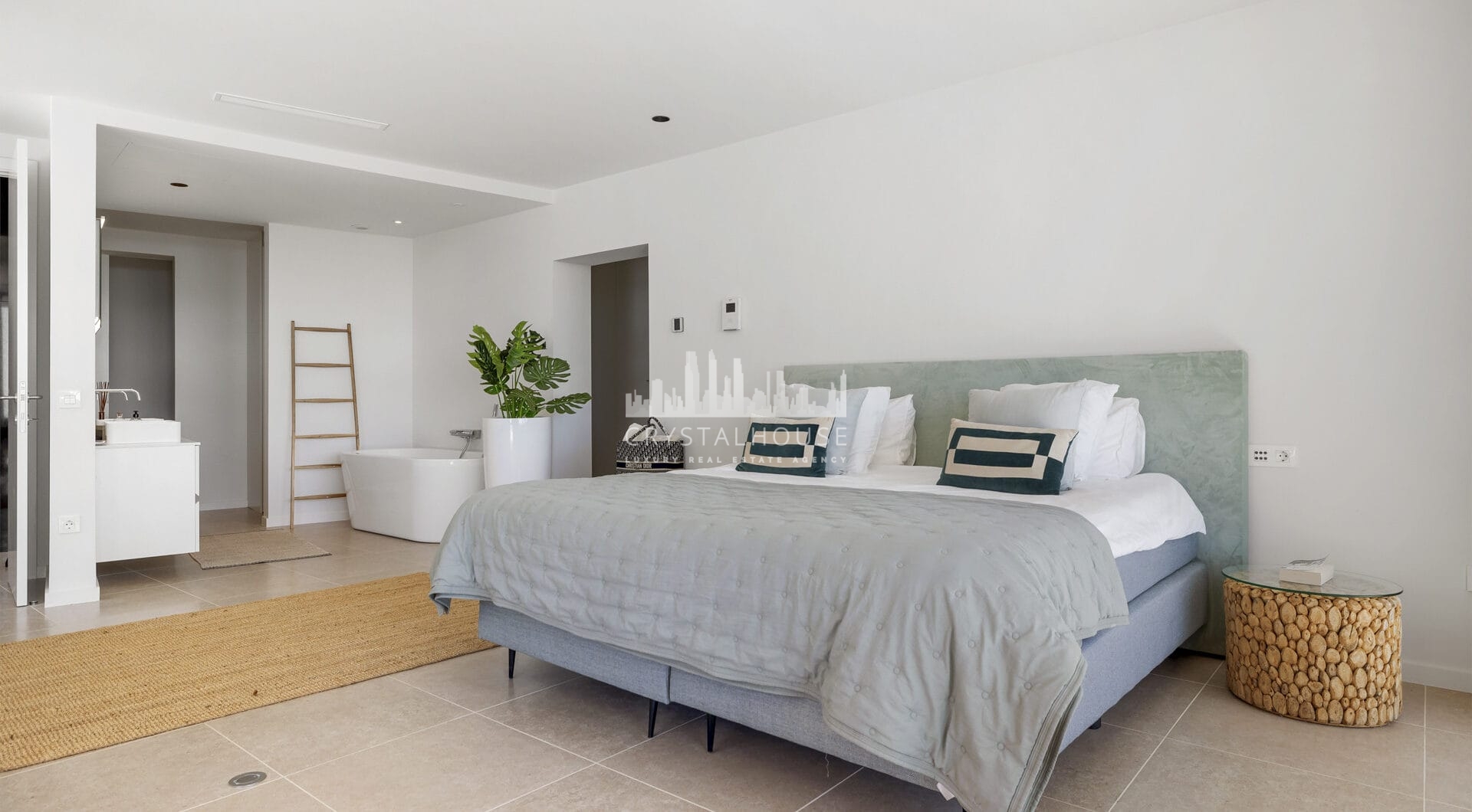 FRONTLINE GOLF - Newly built contemporary villa situated in the prestigious urbanization of La Alquería
