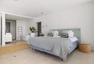 FRONTLINE GOLF - Newly built contemporary villa situated in the prestigious urbanization of La Alquería