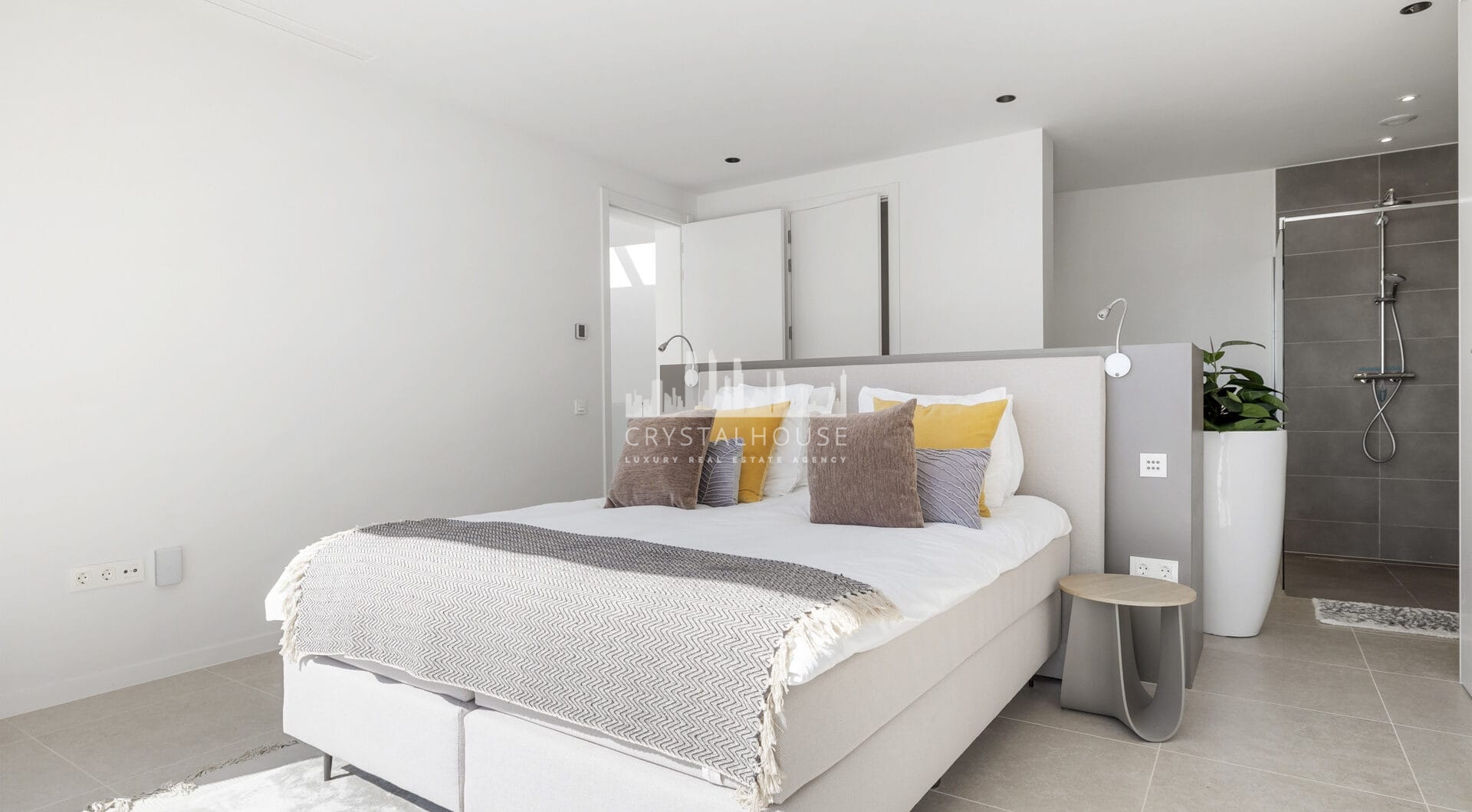 FRONTLINE GOLF - Newly built contemporary villa situated in the prestigious urbanization of La Alquería