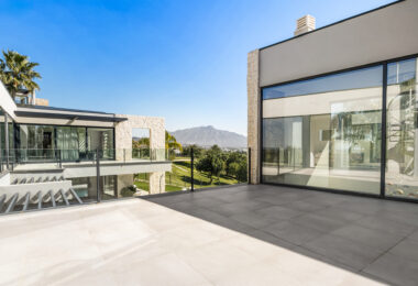 FRONTLINE GOLF - Newly built contemporary villa situated in the prestigious urbanization of La Alquería