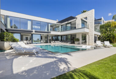 FRONTLINE GOLF - Newly built contemporary villa situated in the prestigious urbanization of La Alquería